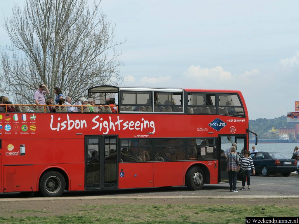 Er rijden Hop-on Hop-off bussen vanuit Lissabon langs de bezienswaardigheden van Belém.Tip: De Hop-on Hop-of f bussen  en rondritten in Lissabon en Belém.